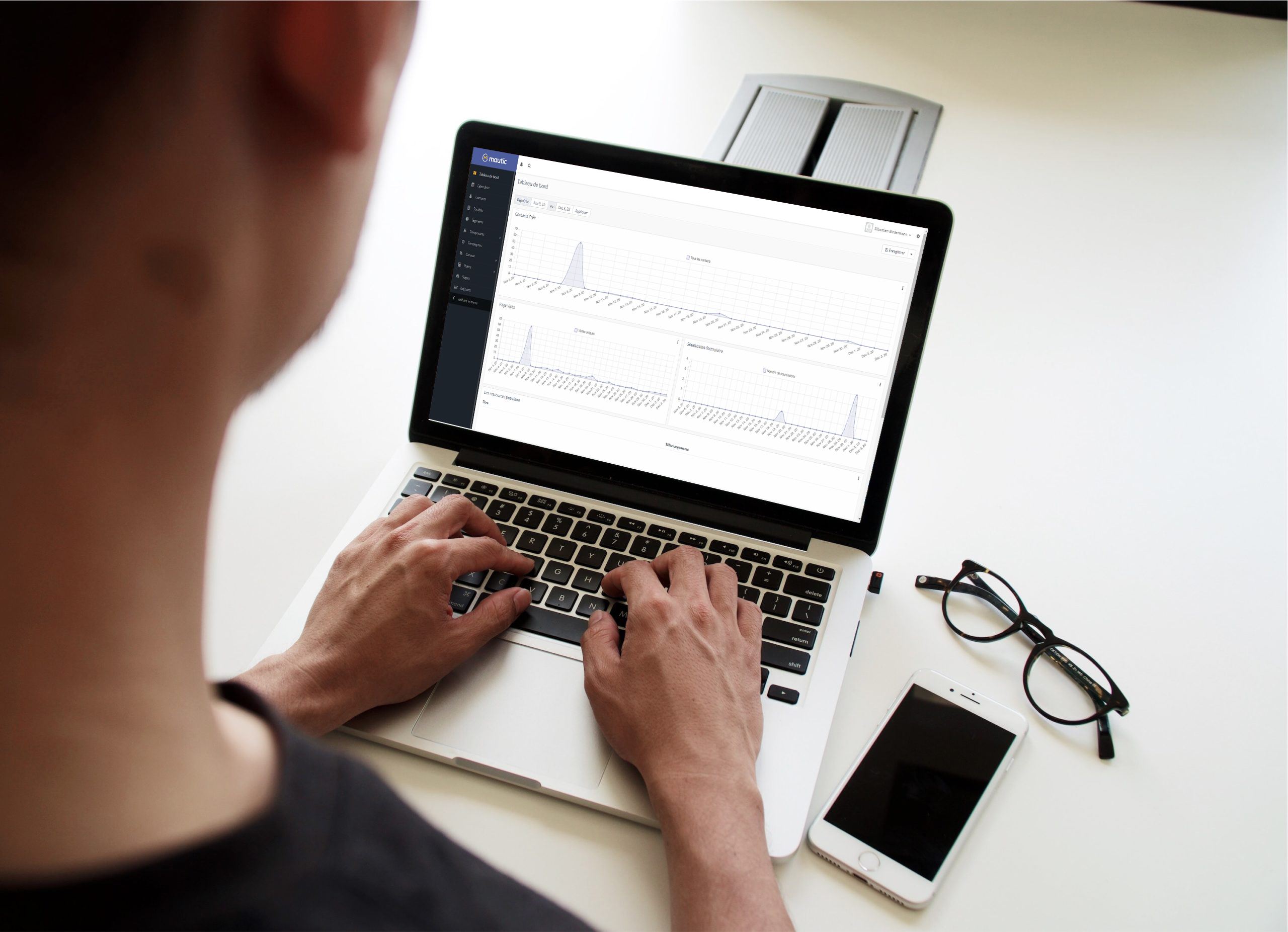 ecran-mautic Personne travaillant sur un ordinateur portable. Sur l'écran on voit une fenêtre du logiciel de marketing automation Mautic.