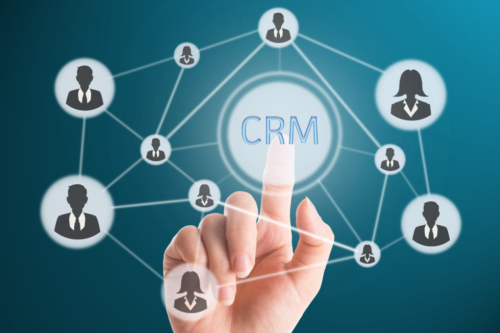Un CRM c'est quoi? Comme le montre cette image, c'est le concept au centre des relations clients d'une entreprise.